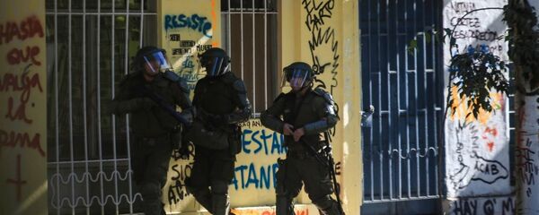 Carabineros de Chile disparan hacia los manifestantes Carabineros de Chile disparan hacia los manifestantes - Sputnik Mundo