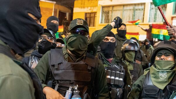 La Policía Boliviana en La Paz durante su repliegue - Sputnik Mundo