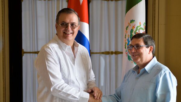 El secretario de Relaciones Exteriores de México, Marcelo Luis Ebrard, con su homólogo cubano, Bruno Rodríguez Parrilla - Sputnik Mundo