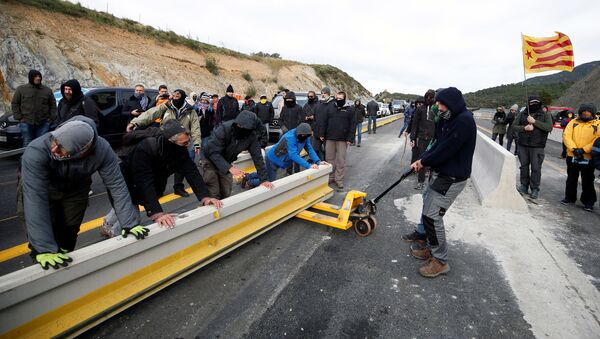 Un grupo de independentistas catalanes corta la frontera entre España y Francia - Sputnik Mundo