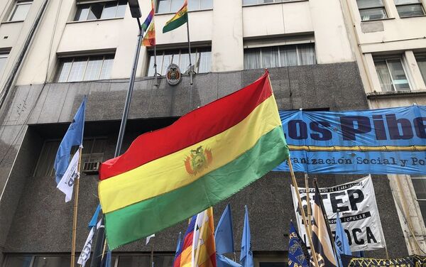 La marcha se detuvo frente a las puertas de la Embajada de Bolivia en Argentina - Sputnik Mundo