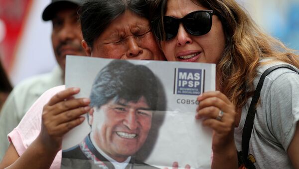 Bolivianas lamentan la renuncia del expresidente Evo Morales  - Sputnik Mundo