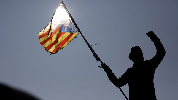 Un manifestante con la bandera independentista catalana - Sputnik Mundo