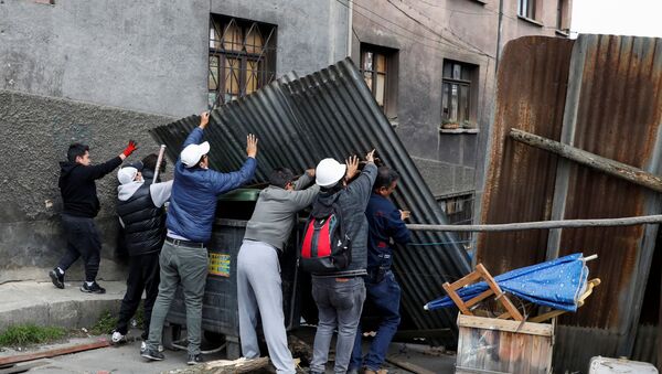 Manifestantes intentan instalar una barricada en una calle de La Paz, Bolivia - Sputnik Mundo