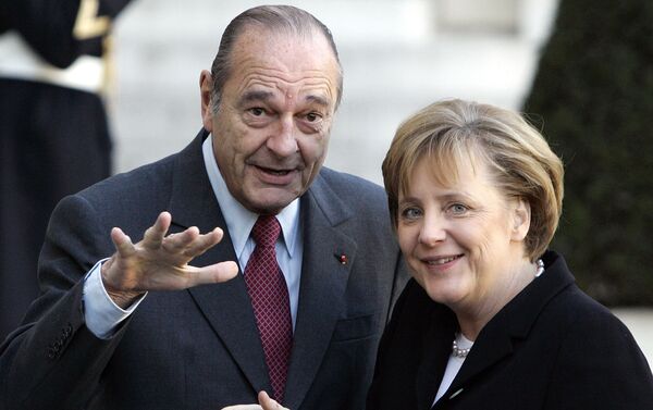 Angela Merkel junto al expresidente de Francia Jacques Chirac, tras asumir la presidencia de Alemania en noviembre de 2005  - Sputnik Mundo