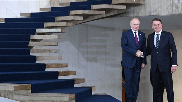 Los presidentes de Rusia y Brasil, Vladímir Putin y Jair Bolsonaro, se encuentran al margen de la cumbre BRICS - Sputnik Mundo