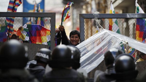 Сторонникам бывшего президента Эво Моралеса пытаются въехать в район Конгресса в Ла-Пасе, Боливия - Sputnik Mundo