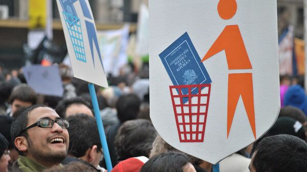 Manifestantes con carteles contra la Constitución de Chile - Sputnik Mundo