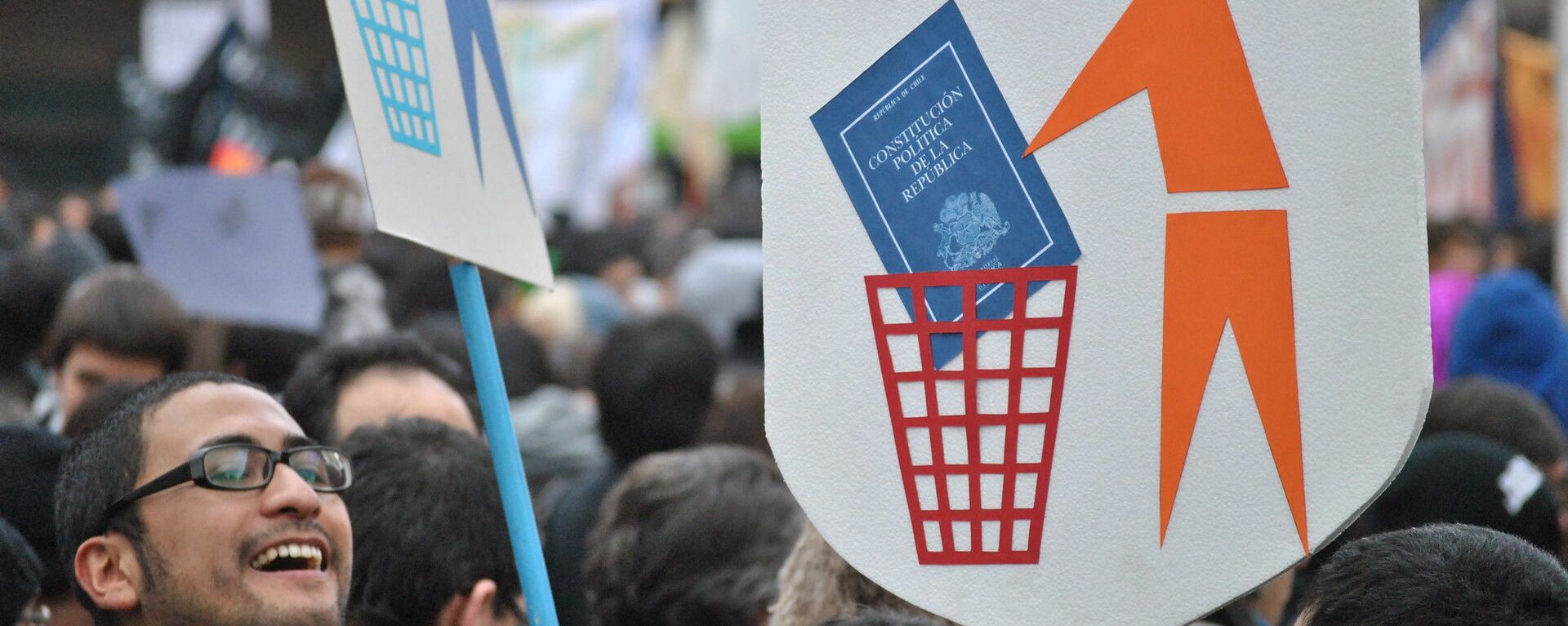 Manifestantes con carteles contra la Constitución de Chile - Sputnik Mundo, 1920, 11.08.2023