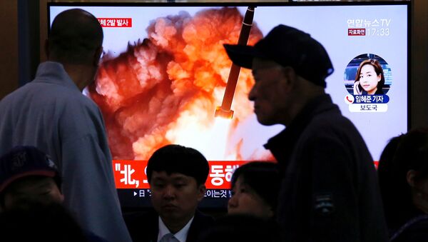 Una pantalla muestra el lanzameinto de un proyectil por Corea del Norte - Sputnik Mundo