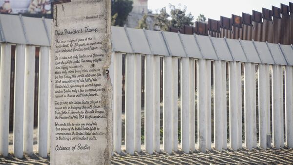 Una parte del Muro de Berlín se encuentra frente al muro fronterizo entre México y Estados Unidos - Sputnik Mundo