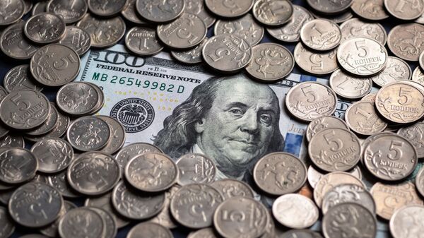 Un billete de cien dólares estadounidenses y monedas de cinco kópeks rusos - Sputnik Mundo