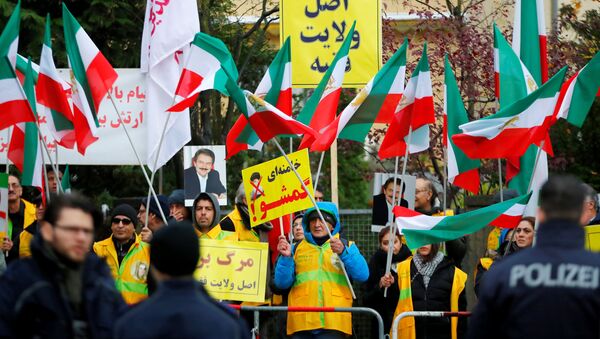 Las manifestaciones en Irán contra el aumento del precio de la gasolina - Sputnik Mundo