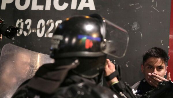 La Policía de Colombia arresta a un manifestante - Sputnik Mundo