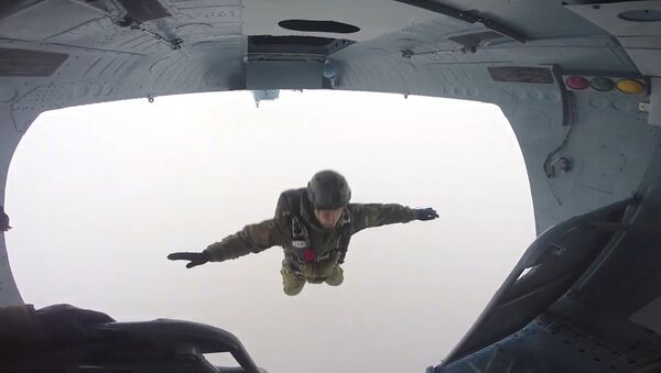 El espectacular campeonato de paracaidismo entre las Fuerzas Especiales de Rusia - Sputnik Mundo