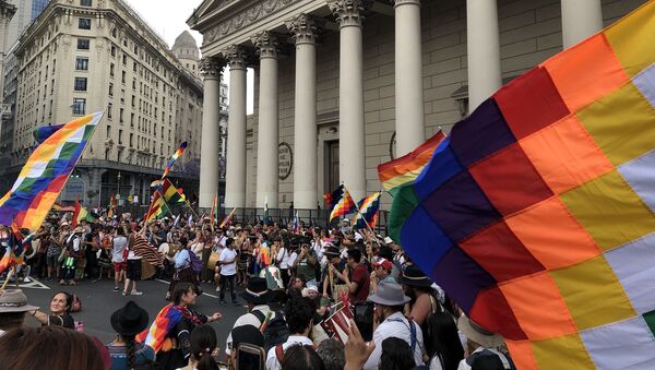 Cantos y bailes tradicionales frente a la Catedral Metropolitana de Buenos Aires - Sputnik Mundo