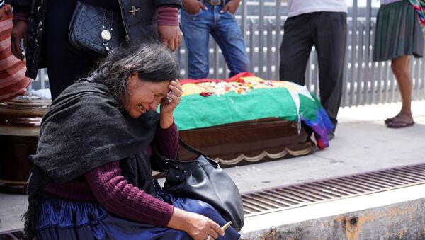 Una boliviana llora cerca del ataúd de uno de los partidarios de Evo Morales que murió en Cochabamba - Sputnik Mundo