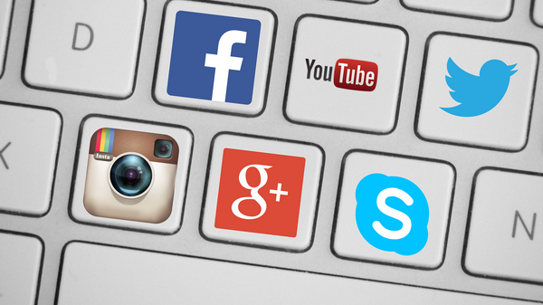 Un teclado con iconos de redes sociales - Sputnik Mundo