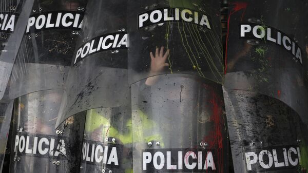 Escudos de la Policía durante una manifestación estudiantil en Bogotá, Colombia, en octubre de 2019 - Sputnik Mundo