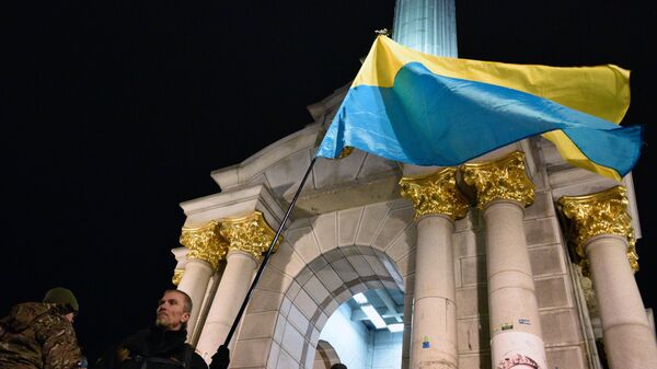 Una bandera de Ucrania en la plaza de Maidán en Kiev (archivo) - Sputnik Mundo