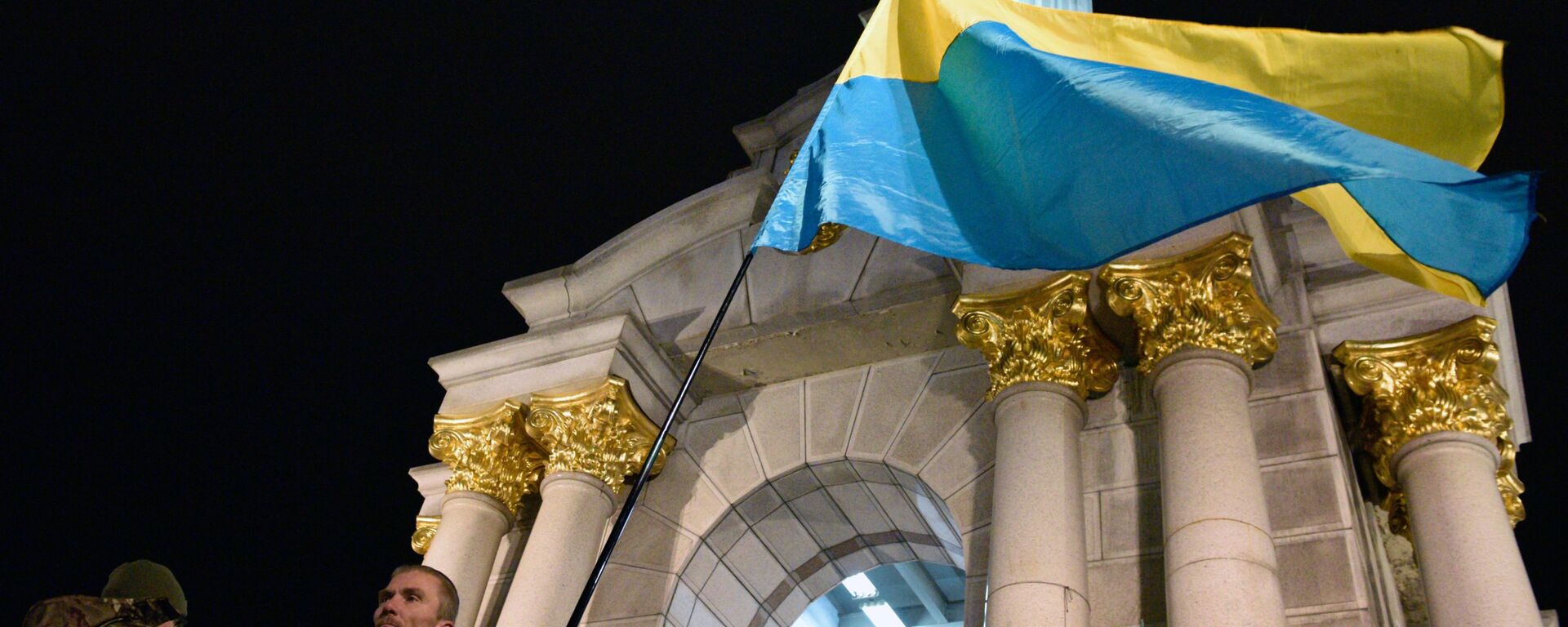 Una bandera de Ucrania en la plaza de Maidán en Kiev (archivo) - Sputnik Mundo, 1920, 26.03.2022