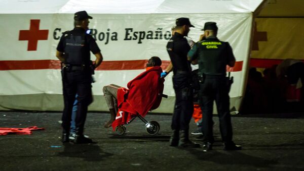 Asistencia a los migrantes que llegaron a Gran Canaria - Sputnik Mundo