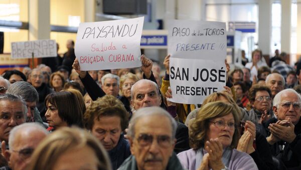 Uruguayos apoyan permanencia de los médicos cubanos  - Sputnik Mundo