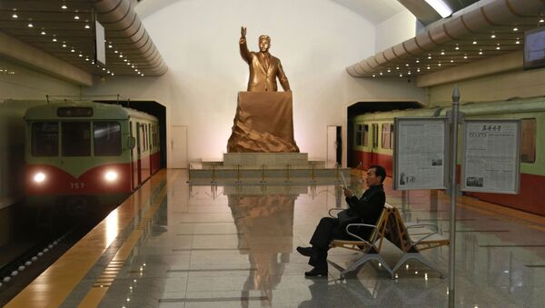 Статуя покойного лидера Северной Кореи Ким Ир Сена на станции метро Kaeson в Пхеньяне, Северная Корея - Sputnik Mundo