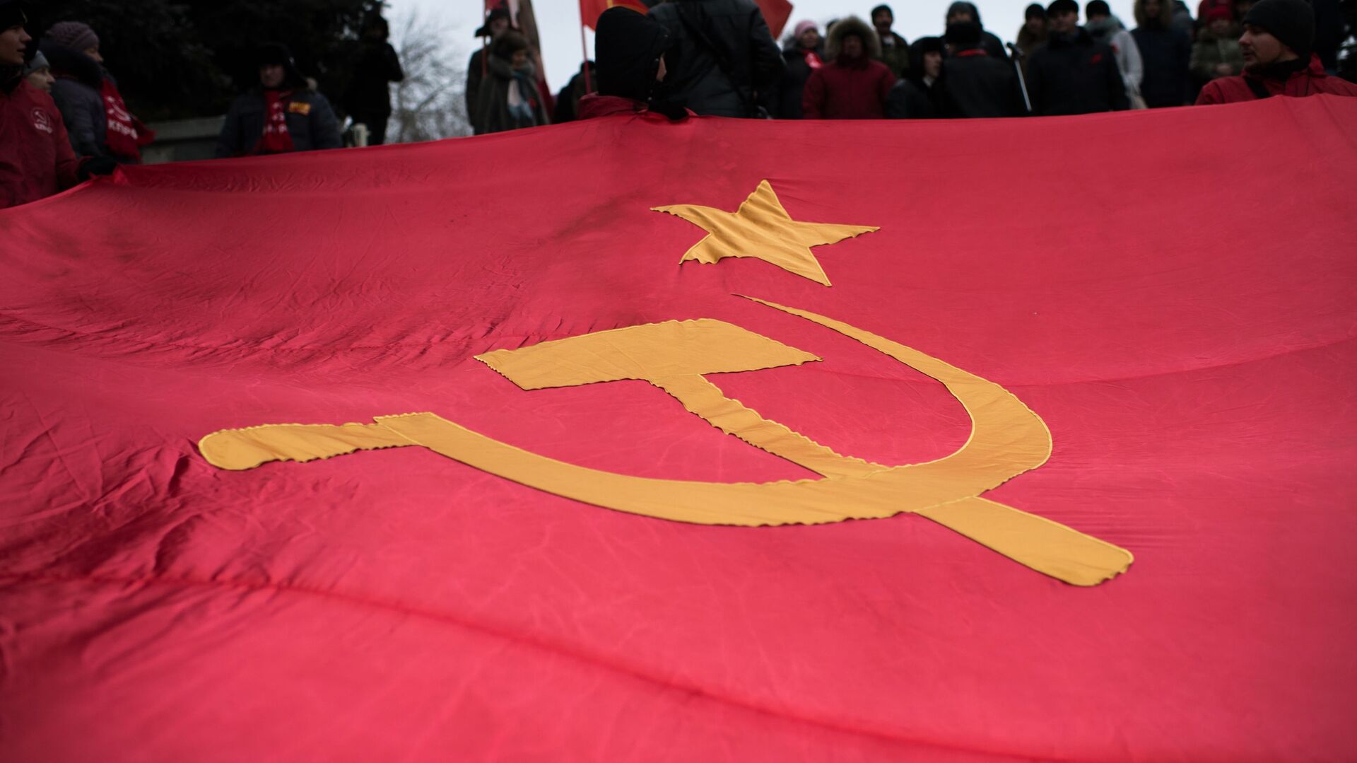 Bandera de la URSS en una marcha dedicada al aniversario de la Revolución de Octubre (2016) - Sputnik Mundo, 1920, 18.08.2021