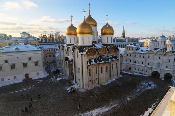 La Catedral de la Asunción y la Iglesia de los Doce Apóstoles (de izquierda a derecha) en el territorio del Kremlin de Moscú, Rusia - Sputnik Mundo
