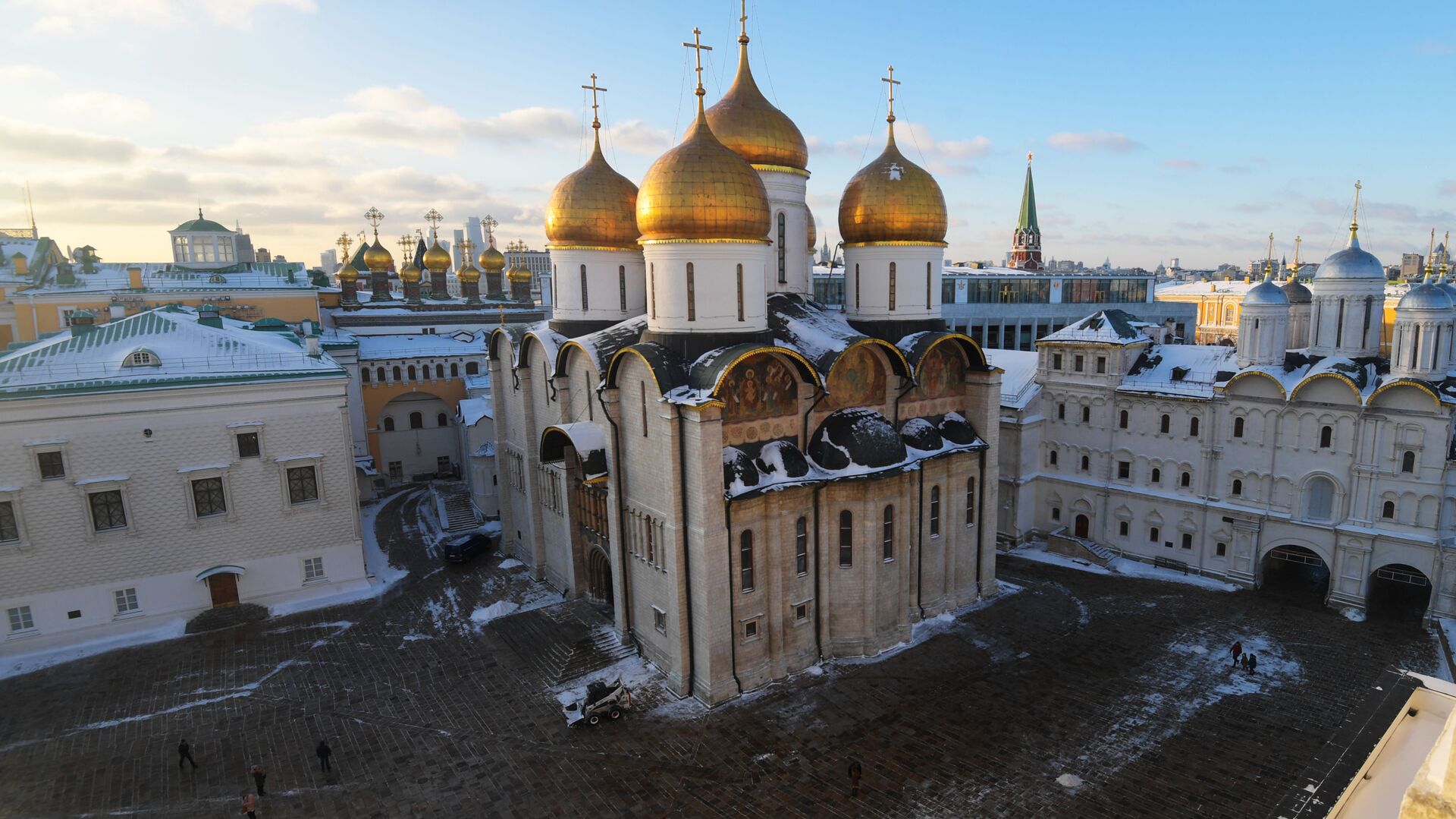 La Catedral de la Asunción y la Iglesia de los Doce Apóstoles (de izquierda a derecha) en el territorio del Kremlin de Moscú, Rusia - Sputnik Mundo, 1920, 28.02.2023