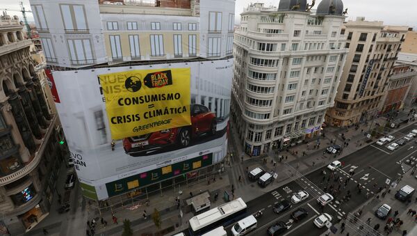 Protesta de Greenpeace en Black Friday en Madrid, España - Sputnik Mundo