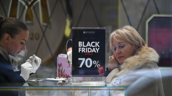 Покупательница в ювелирном магазине в Москве во время скидок Black friday - Sputnik Mundo