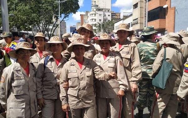 Mujeres se manifiestan durante la marcha contra la violencia de género en Caracas - Sputnik Mundo