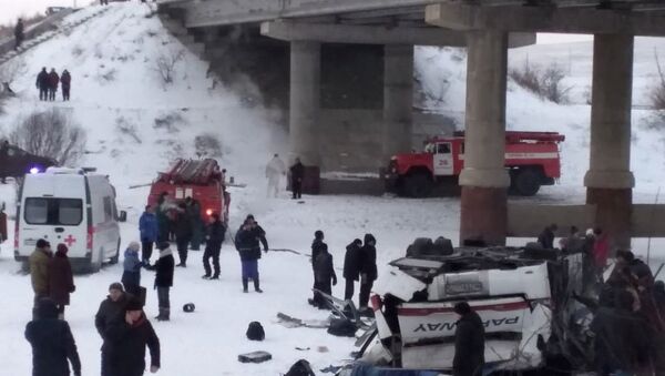 Autobús cae sobre el hielo de en un río en el sureste de Siberia - Sputnik Mundo