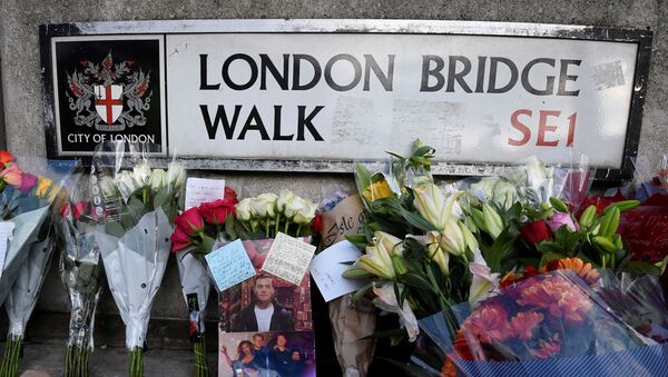 Las flores en homenaje a las víctimas del ataque en el Puente de Londres - Sputnik Mundo