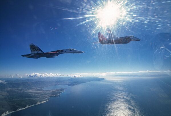 Пара МиГ-29 и Су-27 пилотажных групп Стрижи и Русские витязи над черным морем - Sputnik Mundo