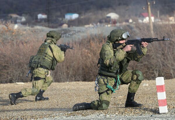 Los efectivos del 108 regimiento de tropas aerotransportadas se entrenan en el polígono Raevski a las afueras de Novorossiisk. - Sputnik Mundo