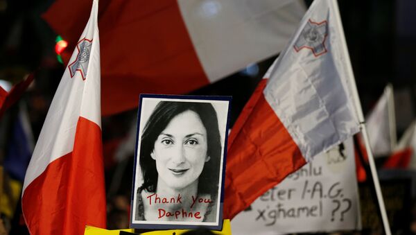 La imagen de la periodista Daphne Caruana Galizia con las bandera de Malta - Sputnik Mundo
