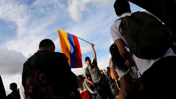 Un manifestante colombiano durante las protestas contra el Gobierno de Iván Duque - Sputnik Mundo