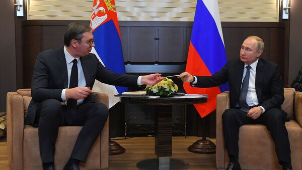  El presidente de Rusia, Vladímir Putin, con su homólogo serbio, Aleksandar Vucic - Sputnik Mundo