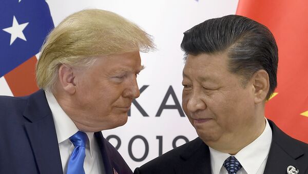 Donald Trump, presidente de EEUU, se reúne con su par chino, Xi Jinping, durante el G20 - Sputnik Mundo