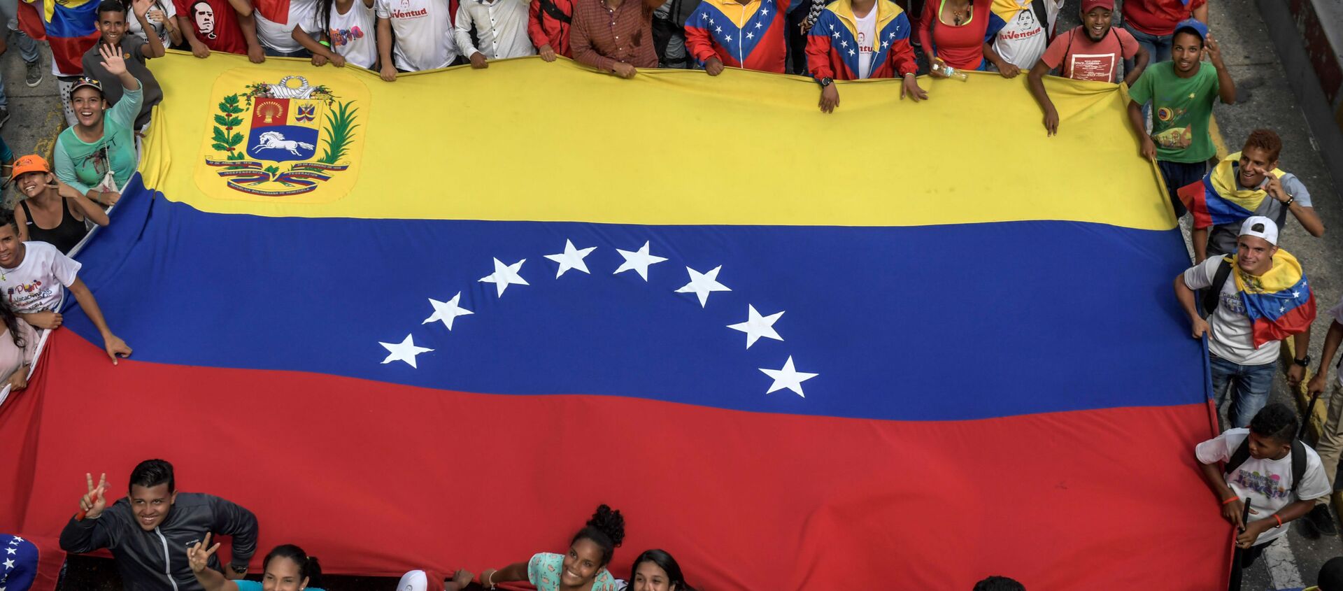 Partidarios del presidente venezolano, Nicolás Maduro con la bandera nacional - Sputnik Mundo, 1920, 05.12.2019