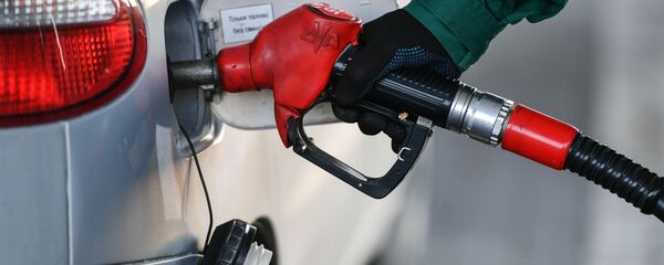 Reabastecimiento de combustible en una gasolinera (imagen referencial) Reabastecimiento de combustible en una gasolinera (imagen referencial) - Sputnik Mundo