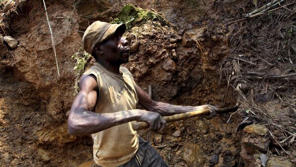 Mineros congoleños excavan en busca de casiterita, el principal mineral de estaño, en la mina de Nyabibwe, en el este de la República Democrática del Congo - Sputnik Mundo