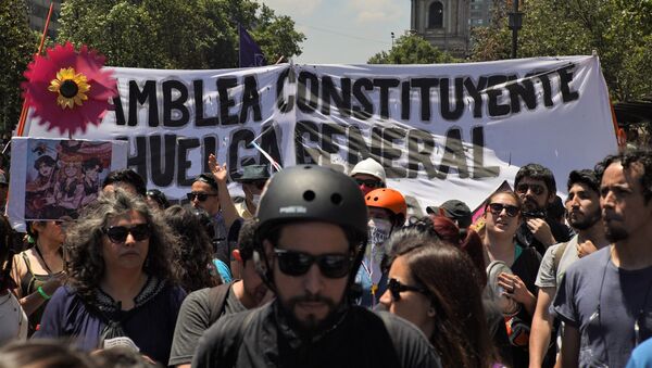 Marcha en reclamo de una asamblea constituyente para cambiar la constitución de Chile - Sputnik Mundo