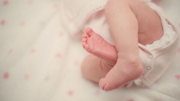 Los pies de un bebé (archivo)  - Sputnik Mundo