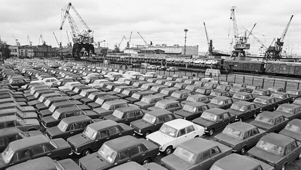 Coches Lada en el puerto de Riga en 1982 - Sputnik Mundo