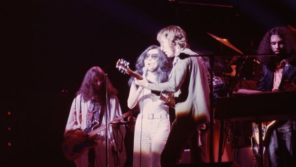 John Lennon junto a su esposa, Yoko Ono - Sputnik Mundo