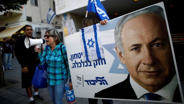 Partidarios de Benjamín Netanyahu frente a la sede del Likud en Tel Aviv - Sputnik Mundo